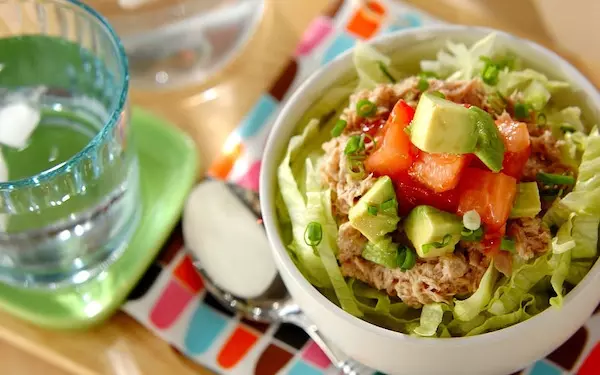 火を使わずに作れて楽々、リピート必至の「アボカドとツナの丼」