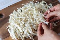 お鍋の具材やご飯のお供なめたけとしても人気の高いえのき。スーパーで非常に安価で購入できる食材なので、みなさんの食卓に並ぶ機会も多いのではないでしょうか？<br /><br />そんなえのきですがみなさんは正しく保存できていますか？