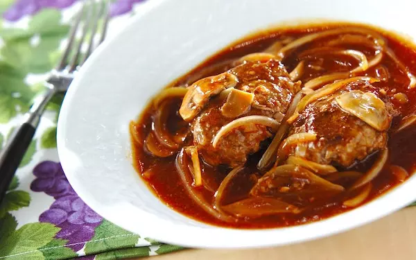 ワインが香る！　濃厚な味わいの失敗知らずな「煮込みハンバーグ」