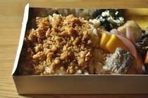 新型コロナウイルスによる外出自粛期間に始めたお弁当販売は、半年経った今も継続中。<br />週に5日、昼夜にお弁当を販売しています。<br />毎食飽きずに楽しんでいただけるように幅広いメニューを作っているのですが、なかでもそぼろご飯や海苔弁など、味のしみたご飯は男性を中心にご好評の様子です。