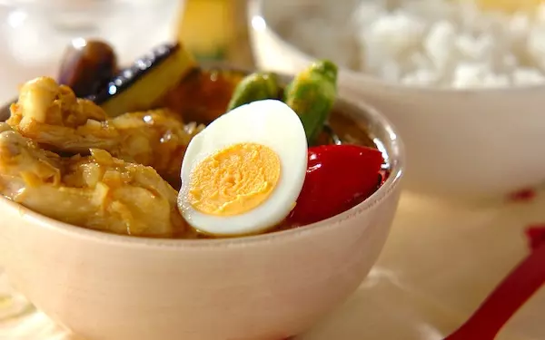 ヨーグルトが美味しさの秘訣！　まろやかな鶏肉がたまらない「スープカレー」