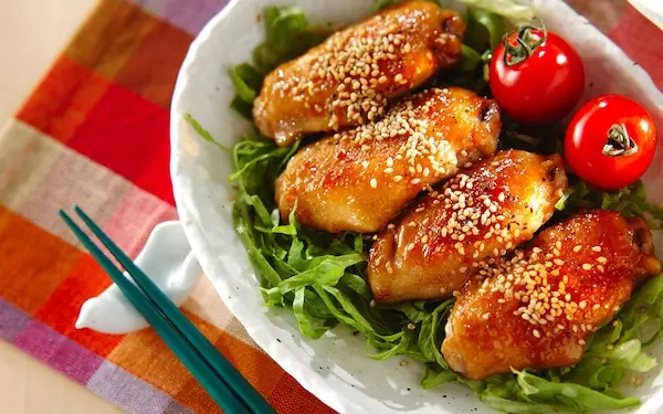 甘辛いタレがやみつきに！　おつまみにも最適な名古屋風「揚げ手羽先」