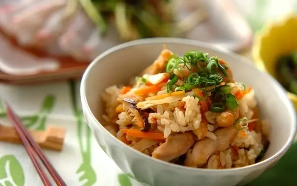 鶏肉の旨みがたっぷり、福岡の郷土料理「かしわ飯」