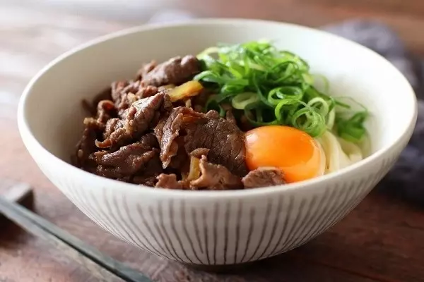 ボリューム満点！牛すき釜玉うどん