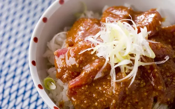 お茶漬けにすれば二度美味しい！　マグロの「ゴマ味噌漬丼」