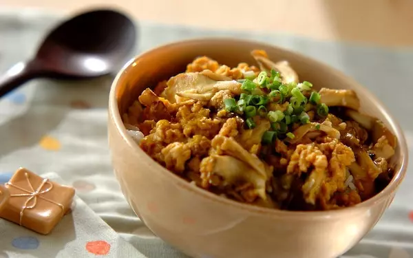 手軽に作れて、子どもからも好評なマイタケの「そぼろ丼」