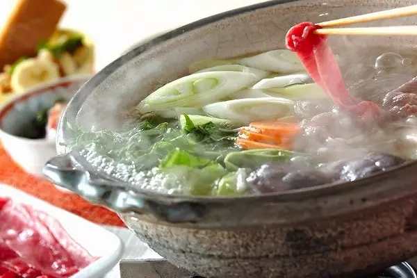 お肉も野菜もたっぷり！牛肉のしゃぶしゃぶ鍋
