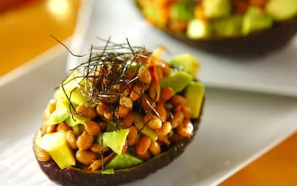 パパッと作って風邪を予防できる、ユズコショウ入り「アボカド納豆」