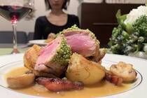 フレンチではお肉の焼き方でも呼び名が違います。<br />英語圏では「レア」「ミディアム」「ウェルダン」となりますが、フレンチでは「bleu（ブル) 超レア」「saignant(セニャン)レア」「à point(ア･ポワン)ミディアム」「bien cuit(ビアン･キュイ)ウェルダン」と言います。