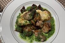 ブルギニヨンバターってご存知ですか？<br />またの名を「エスカルゴバター」と言います。<br />ひと昔まえまでエスカルゴなんてビストロに行かないと食べられなかったのですが、最近では「サイゼリヤ」さんにもオンメニューしているのですね。カタツムリ料理がこんなにも一般化されているとは驚きです。流石「サイゼリヤ」さん。