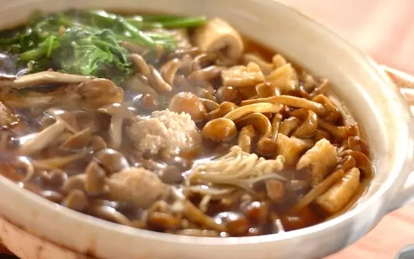 キノコの旨味が後を引く、やみつきになる「キノコ鍋」