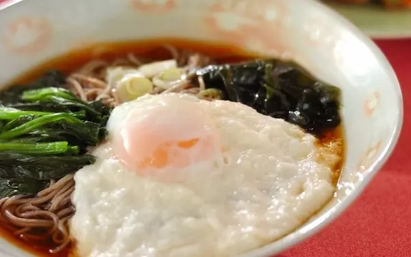 懐かしい香りに心も体も癒される、思わずリピートしたくなる「月見とろろそば」