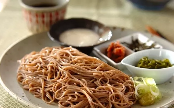 簡単なのに豪華に見える！　家族が喜ぶ「いろいろ薬味そば」