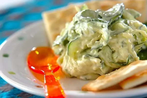 サキイカとキュウリのチーズ和え