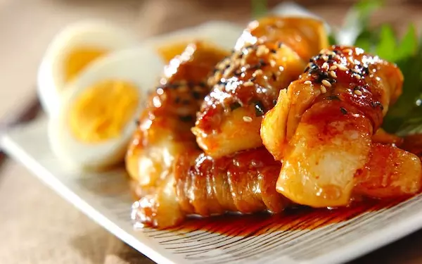 韓国風の特製ダレが見事にマッチ、ピリ辛「肉巻き餅」