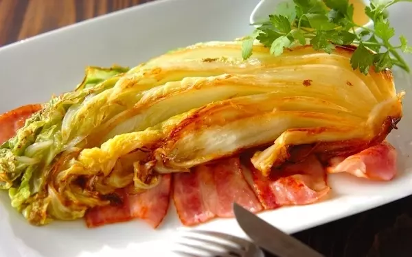 シンプルイズベスト！　ベーコンと一緒に味わう「焼き白菜」