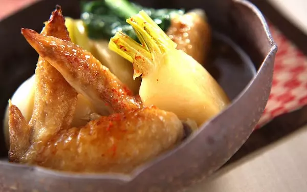 煮込み時間が短く、気楽に作れるカブと手羽先の「トロミ煮」