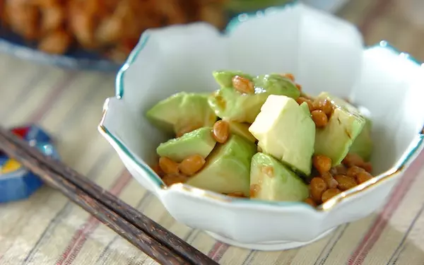 5分で作れる速攻レシピ、ヘルシーで美味しい「アボカドゴマ納豆」