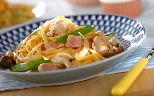 超時短！　フライパンひとつで作れる、鶏もも肉とベーコンの「和風パスタ」