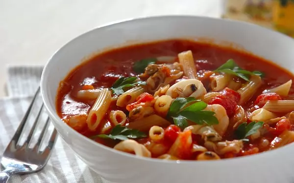 味噌で味つけするのがポイント、アサリと魚介の「トマトスープパスタ」
