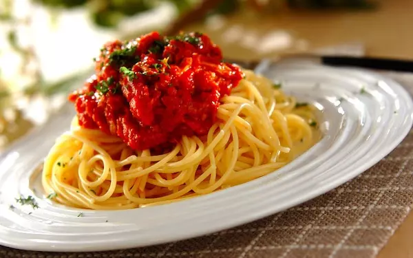 パスタを茹でている間にソースも完成、手軽に作れる「ツナとトマトのパスタ」