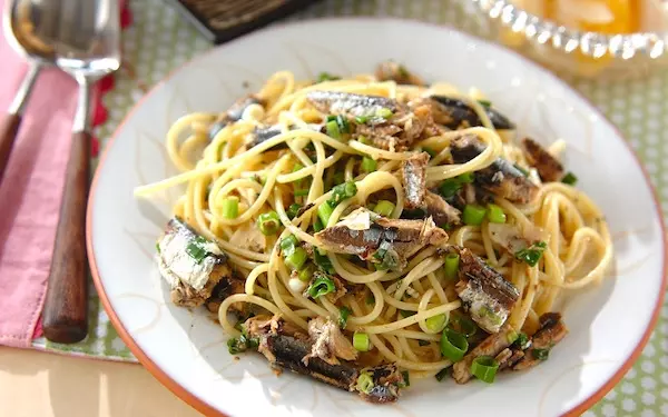香ばしさが食欲をそそる、15分で簡単に作れる「オイルサーディンとネギのパスタ」