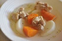 立春を過ぎましたが朝晩は寒さがまだ厳しく、熱々の汁ものが美味しい季節です。<br />汁もののなかでも鶏肉と野菜の汁は鶏の旨味に野菜の素材の風味が相まって滋味深い味。<br />旬野菜の栄養もたっぷり摂れて、満足感の高い汁ものです。