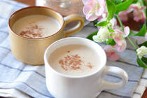 数年前からのほうじ茶ブームは、まだまだ健在。<br />ほうじ茶の特徴は、香ばしい香りや緑茶に比べて渋みが少ないこと。また和素材としての安心感も手伝い、コロナ禍で売り上げが伸びているそう。<br />そんなほうじ茶の最大のポイントは、香りです。