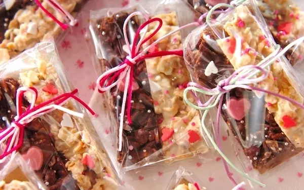 ザクザク食感がくせに! 好みのデコレーションができる「シリアルチョコバー」<