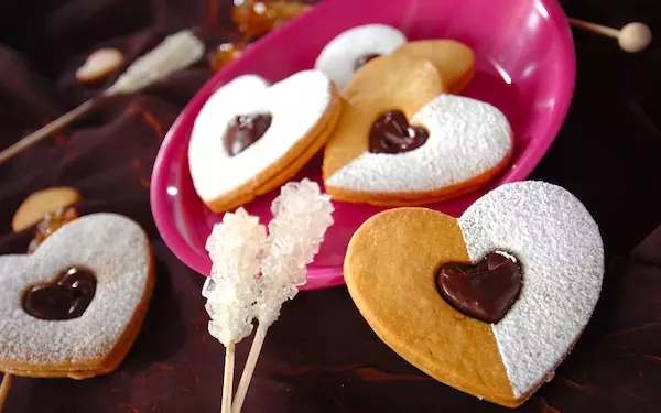 プレゼント用にもピッタリ、ガナッシュが濃厚なハートの「チョコサンドクッキー」
