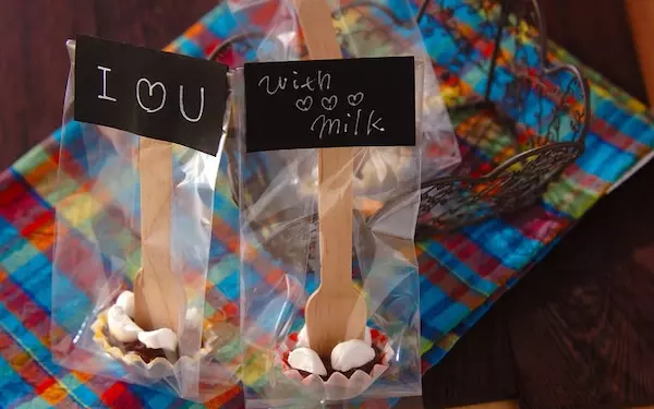 マシュマロ&フォークでデコレーションを! 超簡単な「生チョコスティック」