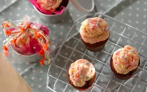 ピンクのクリームチーズフロスティングが華やか、バレンタイン「カップケーキ」