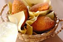 ふとした時に無性に食べたくなる「カレーパン」。お店によって味も形も千差万別なので、パン屋さん巡りをしつつお気に入りのカレーパンを探すのも楽しいですが、なかなか思うように外出ができないコロナ禍の今、おうちで自分好みのカレーパンを作ってみるのはいかがですか？