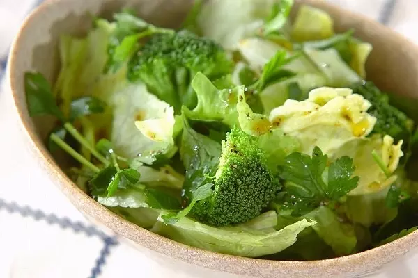 ちぎりレタスのサラダ