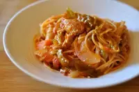 春野菜の甘みとトマトの酸味が詰まった「春キャベツと鶏肉のトマトソースパスタ」