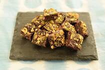 ダイエット中に間食は禁物、と思っていませんか？しかし活動量が多い日中に、エネルギー源が途切れてしまうのは良いことではありません。間食は質と量を選び、ダイエット効果を高めていきましょう。<br />昼食から夕食は時間が空きます。