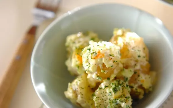 簡単に作れる、皮まで食べられる「新ジャガのタルタル和え」