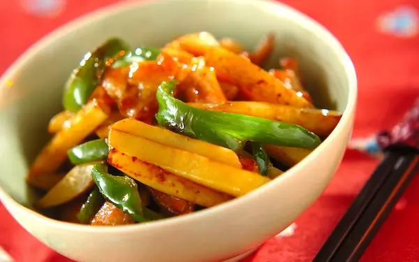 子どもからも大好評！　甘辛で食べやすい「新ジャガイモと鶏肉の炒めもの」