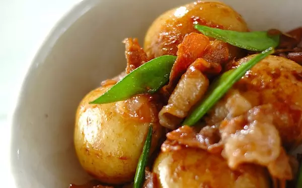 ホクホク食感がたまらない、定期的に作りたくなる「新ジャガと豚の煮っころがし」