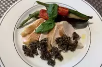 鶏胸肉のしっとりロースト　タプナード添え【ソムリエが教えるワインと簡単リッチ飯 vol.8】