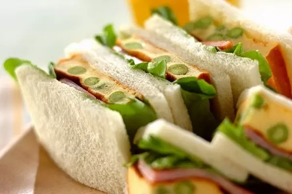 エンドウ豆入りふわふわ卵サンド