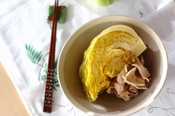 春キャベツと豚肉の蒸し煮