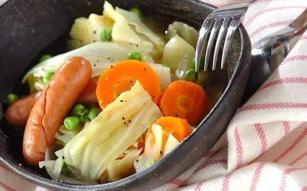 素材の味をシンプルにいただく！　「ソーセージと春キャベツのスープ煮