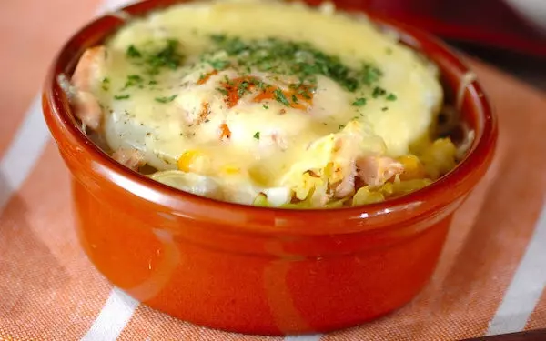 半熟卵がトロ〜リとよくからんで美味、簡単に作れる「春キャベツのココット」