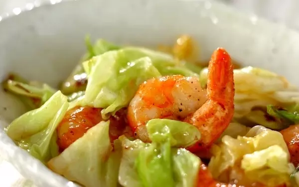 塩味がキャベツの甘みを引き立てる、ご飯が進む「春キャベツとエビの塩炒め」