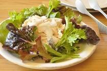 気候が暖かくなると、生で食べても甘いはずの新玉ネギに辛みを感じることもしばしばです。<br />強い辛みは水にさらすと和らぎますが、せっかくの栄養価が水に流れてしまうのはもったいないこと。<br />今回はシンプルな調理法で保存がきく料理を二種類ご紹介します。