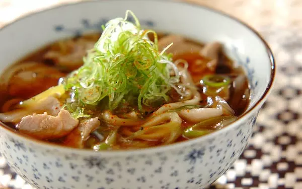 少ない食材で作れるのに絶品! リピートしたくなる「ポークネギうどん」