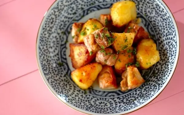 育ち盛りの子どもも喜ぶボリューム感！　鶏もも肉とジャガイモの「バターしょうゆ炒め」