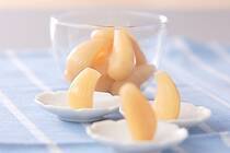 ラッキョウの簡単な漬け方を丁寧に説明します。ラッキョウをつけた漬け汁や、市販のラッキョウを使った便利なレシピも紹介します！