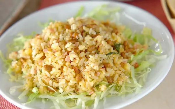 梅干しと大葉で味わう、さっぱり&パラパラとした「納豆チャーハン」